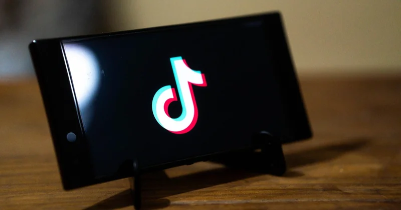 Hooks TikTok, Reels Instagram et Shorts YouTube : les règles changent