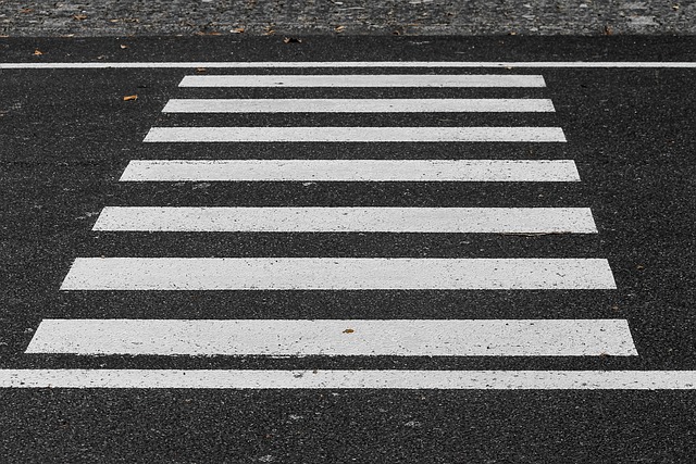 Marquage au sol zébra : comprendre les normes applicables en 2025